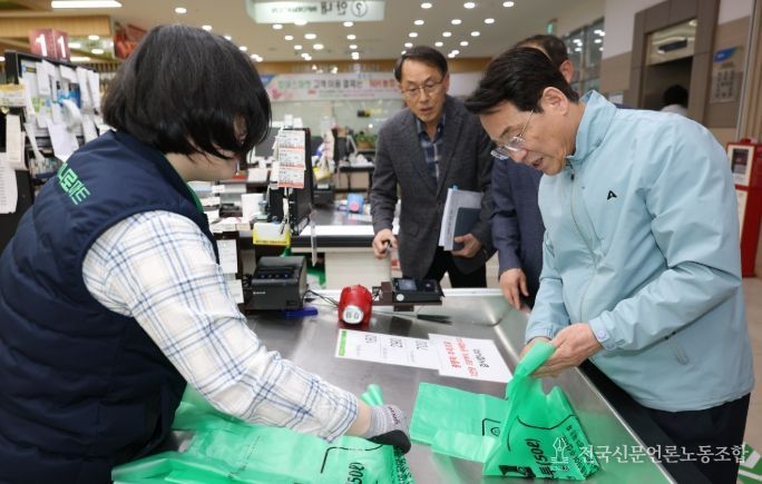 강진원 강진군수가 쓰레기종량제 봉투 판매업소를 찾아 현장상황을 점검하고 있다.