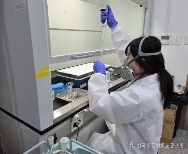 가축퇴비부숙도 검사(강산을 이용한 퇴비 분해 및 추출하는 장면)