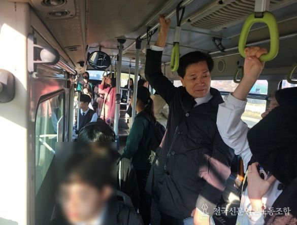 2일 안병구 밀양시장이 에너지 절약 실천을 위해 대중교통으로 출근하며 시민들의 불편 사항을 현장에서 확인했다.