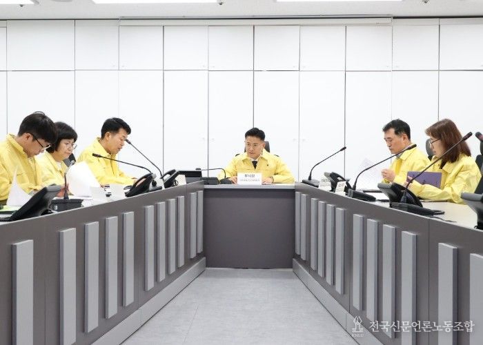 안양시는 1일 오후 2시 시청 8층 재난안전상황실에서 이계삼 부시장 주재로 중동사태 관련 비상경제대응반회의를 열었다