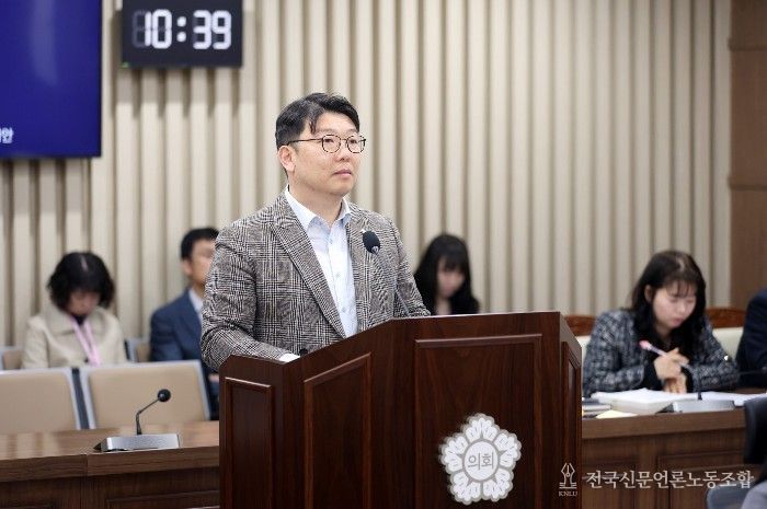 홍종철 의원(국민의힘, 광교1·2)이 제400회 임시회 기획경제위원회에서 조례안에 대해 설명하고 있다