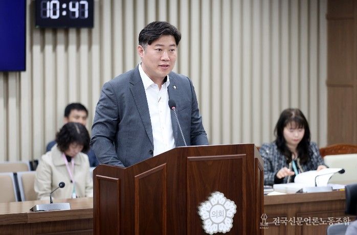 김동은 의원(더불어민주당, 정자1·2·3)이 제400회 임시회 기획경제위원회에서 조례안에 대해 설명하고 있다.