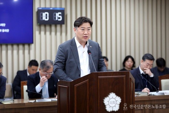 김동은 의원(더불어민주당, 정자1·2·3)이 제400회 임시회 도시미래위원회에서 조례안에 대해 설명하고 있다