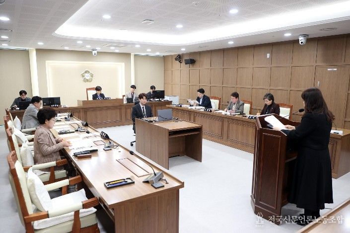 수원특례시의회 문화체육교육위원회가 제400회 임시회에서 조례안 등 주요 안건을 심사하고 있다.