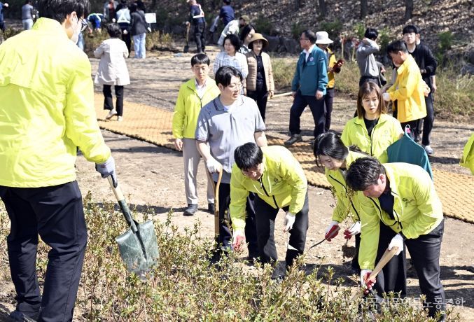 제81회 식목일 기념 ‘봄철 나무심기 행사’ 참여