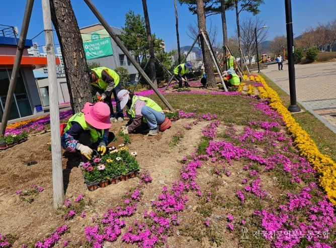 ,다채로운 봄꽃 식재로 쾌적한 공원환경 조성
