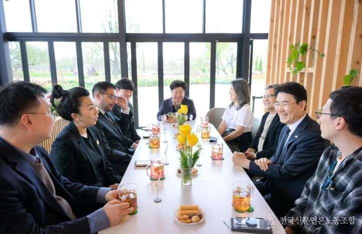 캐나다 셰리던 대학 총장단과 정원 워케이션에서 애니메이션 산업 협력 방안에 대해 논의하고 있다.(왼쪽 아래부터 셰리던 대학 한국 대표 이상철, 총장 신디 구베이어, 부총장 라잔 산두)