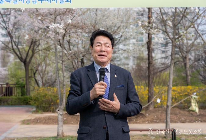 3일 ‘구민참여 정원숲 조성 행사’ 에 참석한 강남구의회 이호귀 의장이 축사를 하고 있다.