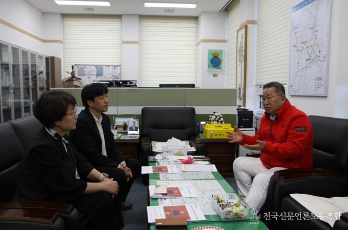 4월 3일(금) 요양보호사 근무환경 개선 방안을 논의하기 위해 관계자와 면담했다.