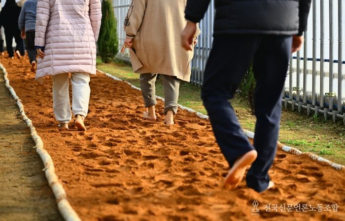 속초시 꽃묘장 맨발 황톳길, 겨울철 운영 성료
