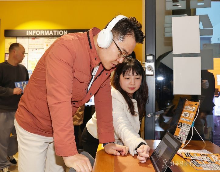 오언석 도봉구청장(가운데)이 ‘평생학습 팝업스쿨’ 오픈행사에서 평생학습 체험활동을 하고 있다