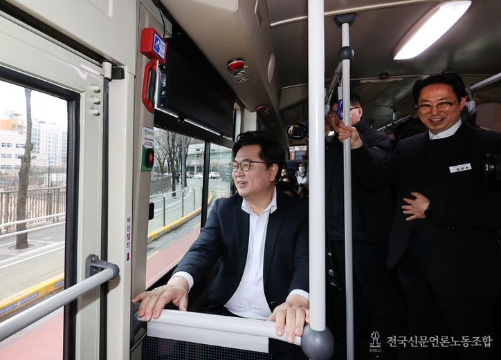 박일하 동작구청장이 지난 3월, 마을버스 동작21번에 시승해 흑석고등학교 앞을 지나가고 있다.