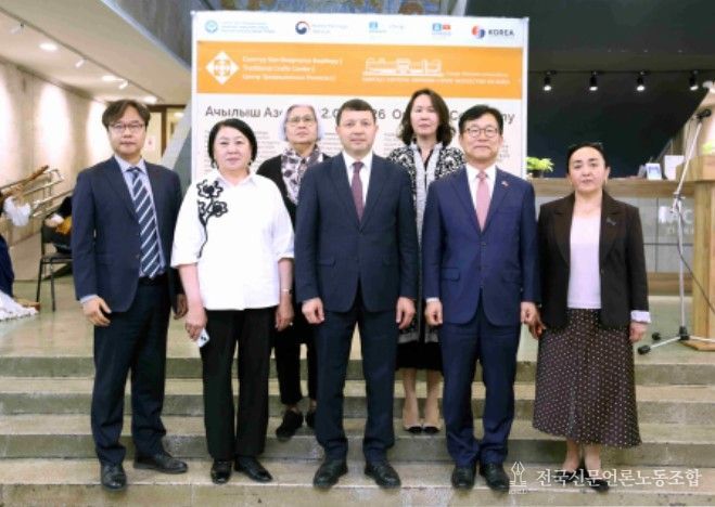 국립미술관 전통공예센터 개관식((왼쪽 세 번째) 맘베탈리예프 미르벡 케멜로비치 키르기즈공화국 문화정보청년정책부 장관, (왼쪽 네 번째) 김광재 주키르기즈공화국 대한민국 대사)
