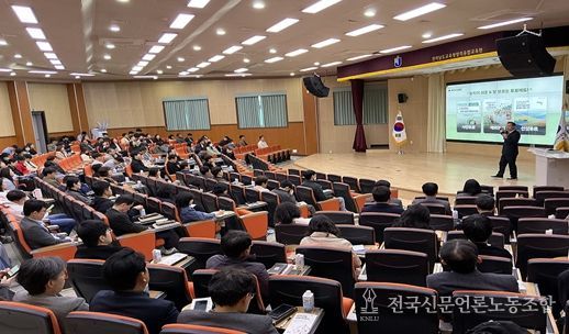 4. 7. 전라남도교육청 창의융합교육원 대강당에서 선거연수원 장성훈 전임교수가 교원 168명을 대상으로 순회 선거교육 특강을 진행하고 있다.(중앙선관위)