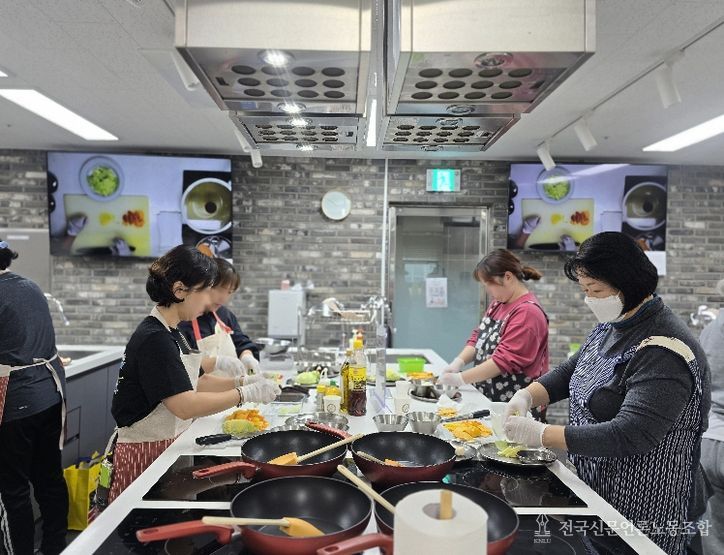 25년 11월 마들보건지소 2층 영양조리실에서 진행된 더바른식탁 조리실습 현장