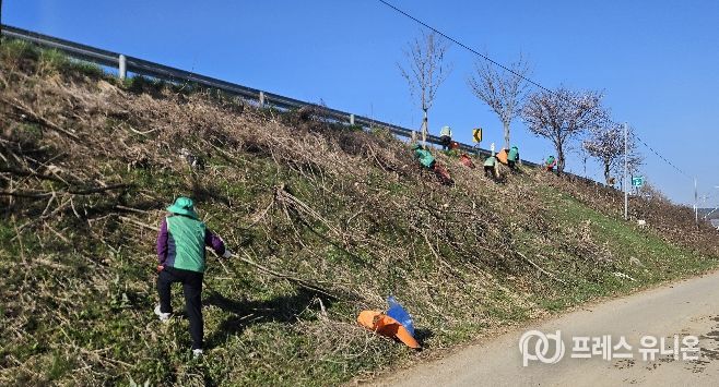 홍성군 갈산면 남·여 새마을 지도자 새봄맞이 환경정화 펼쳐