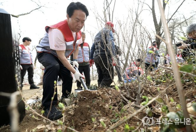 이성헌 서대문구청장이 안산(鞍山) 봉수대 철쭉동산 조성을 위해 나무를 심고 있다.