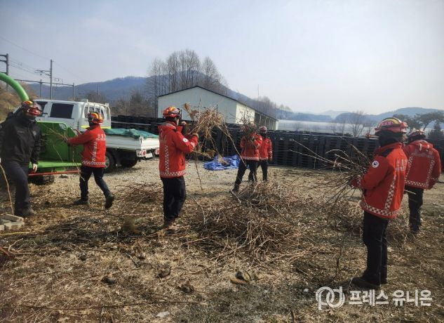 용문 양묘사업소에서 영농부산물 파쇄작업 진행