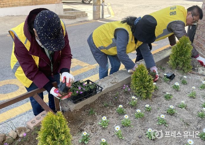 수원시 장안구 영화동 주민자치회, 손바닥정원에 봄 한 줌 심었어요